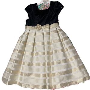 Girl dress size fit 7 good condition so pretty